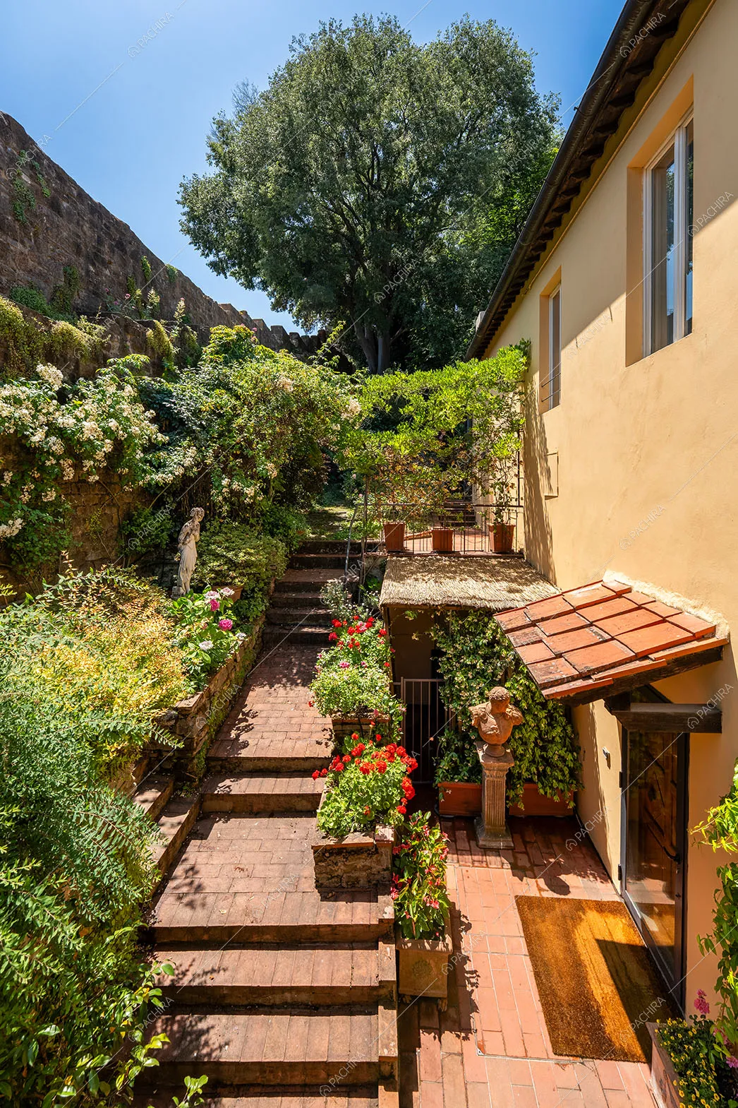 Esterni della villa Gombo, location in stile moderno a Firenze