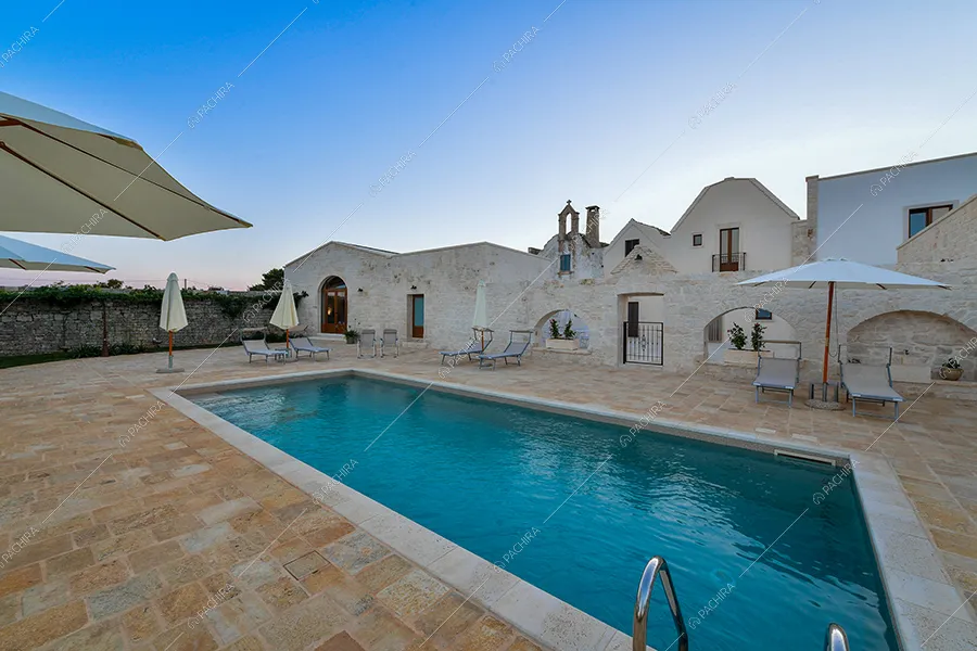 Piscina della masseria Khamsin, location in stile rustico a Taranto