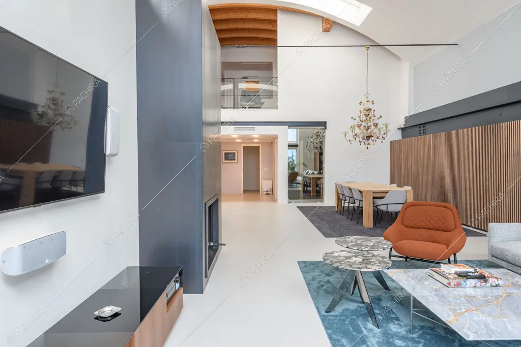 Luminosa zona living del loft Genepi, location in stile contemporaneo a Milano