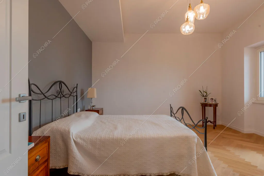 Camera da letto matrimoniale della villa Murray, location in stile contemporaneo a Roma
