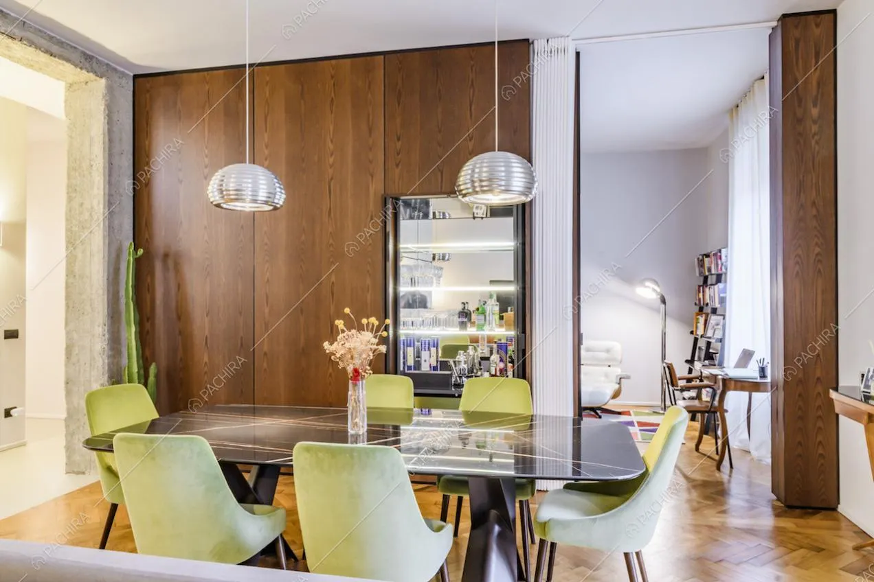 Sala da pranzo con pavimenti in parquet a spina di pesce all'italiana