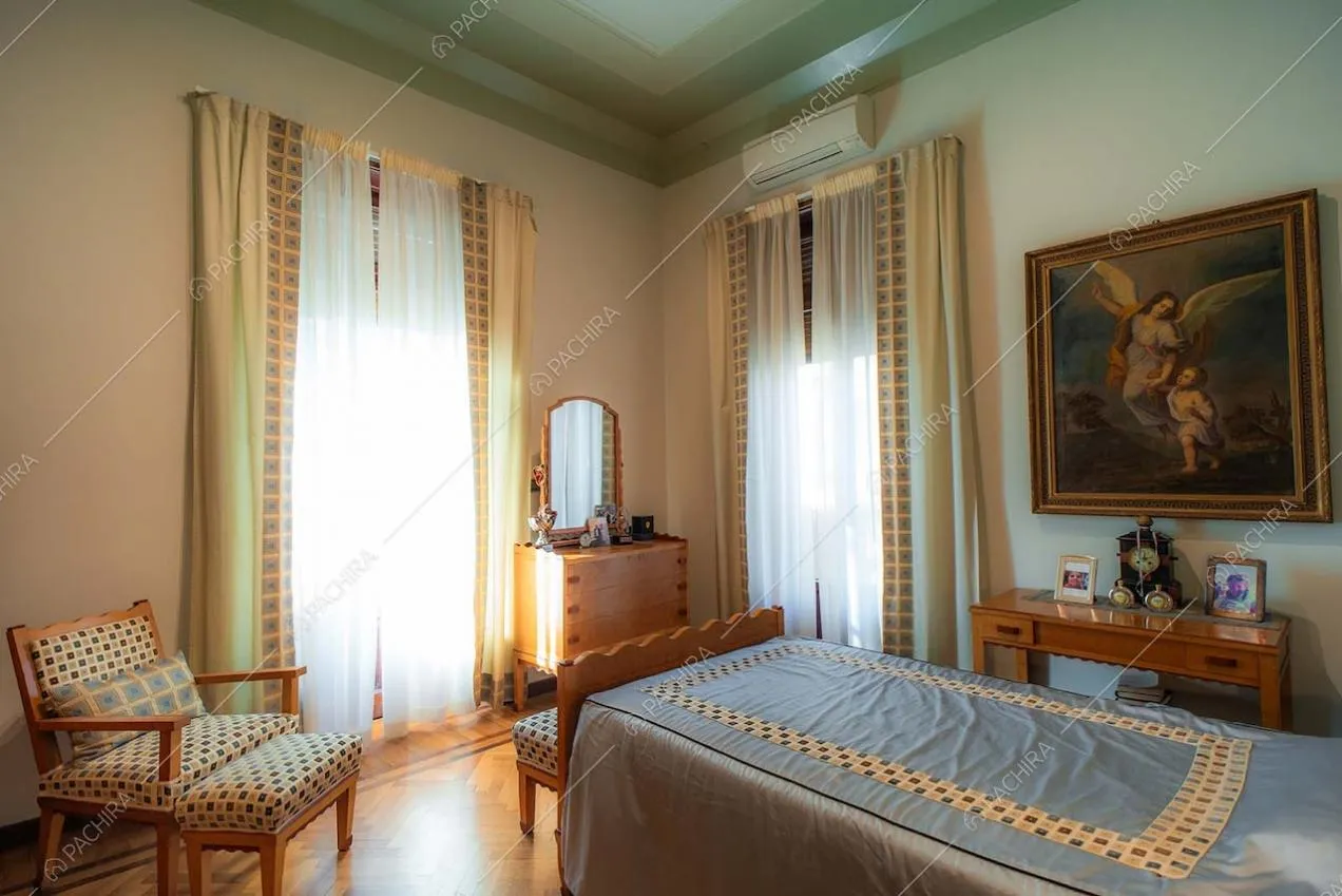 Camera da letto della villa Adamite, location in stile classico a Savona