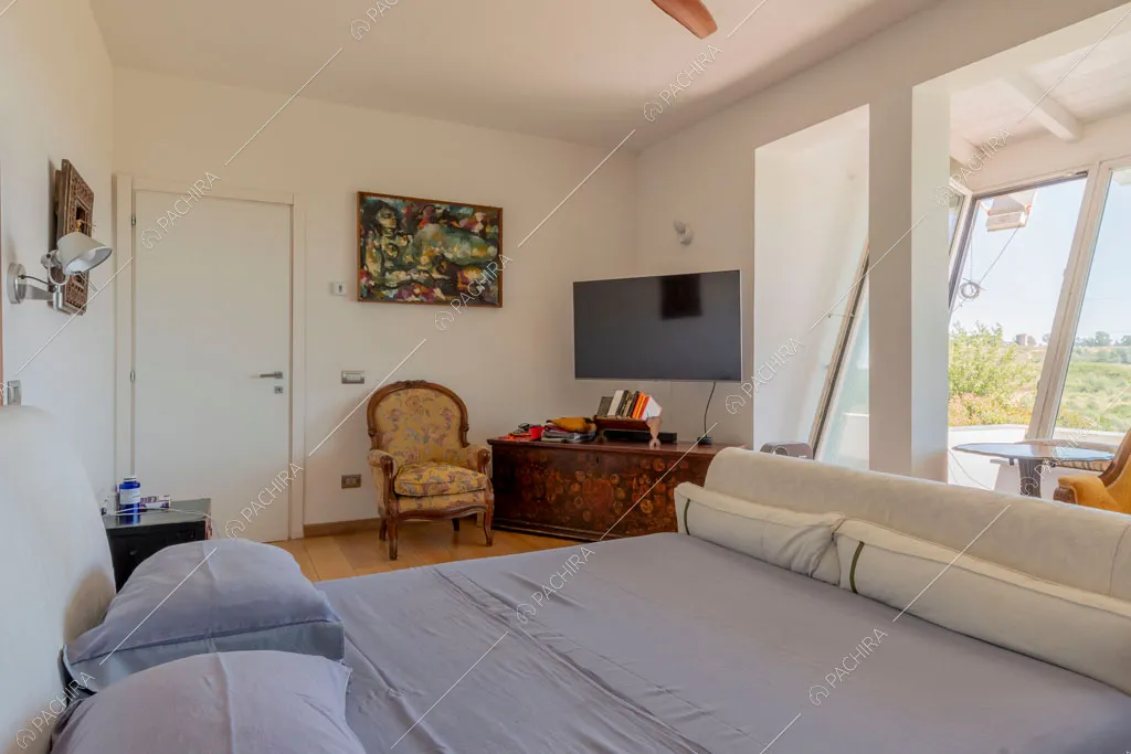 Camera da letto con pavimento in parquet della villa Arafura, location in stile contemporaneo a Roma