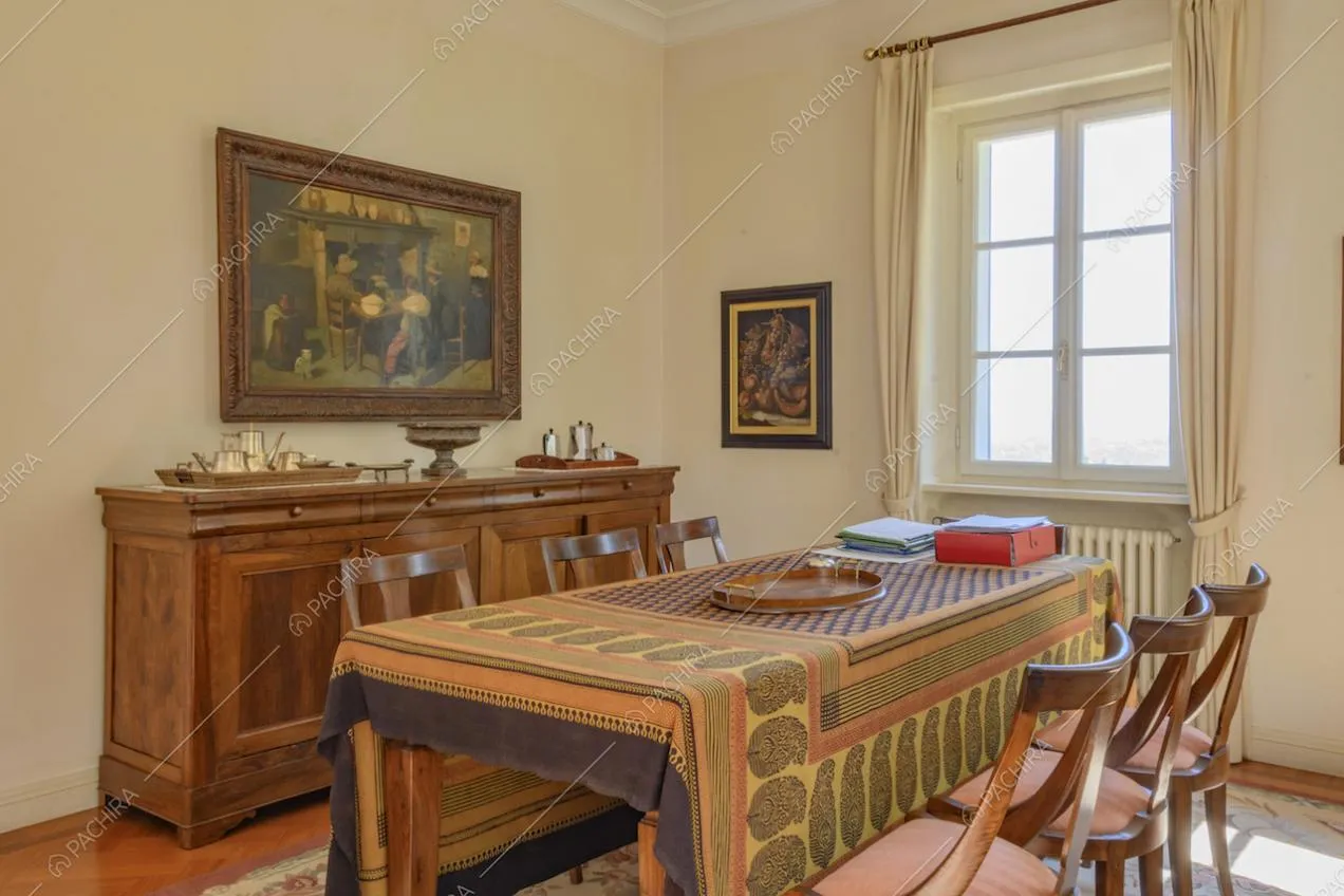 Mobile d'epoca in legno e quadro con cornice decorata