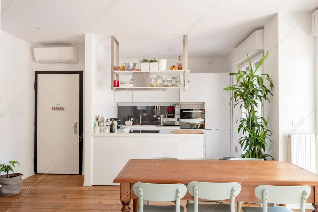 L'ingresso della Location Filadelfo vicino alla cucina e tavolo da pranzo