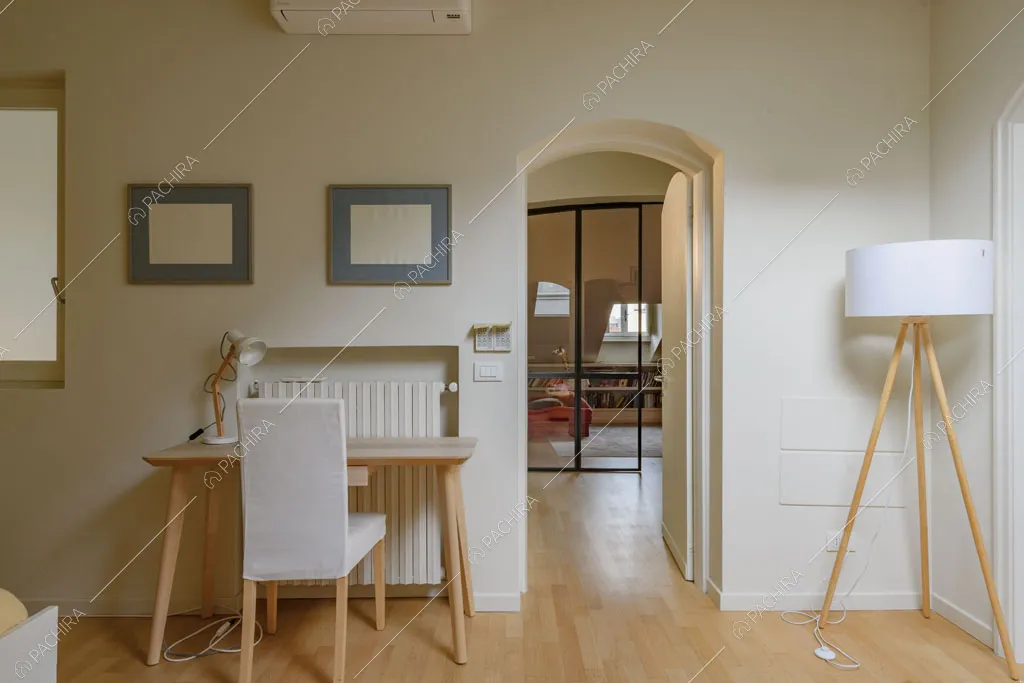 Pavimento in parquet nella camera della villa Kharan, location in stile contemporaneo a Milano
