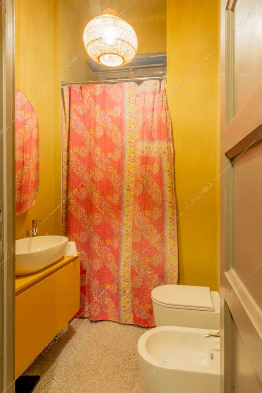 Bagno dell'appartamento Indo, location in stile contemporaneo a Milano