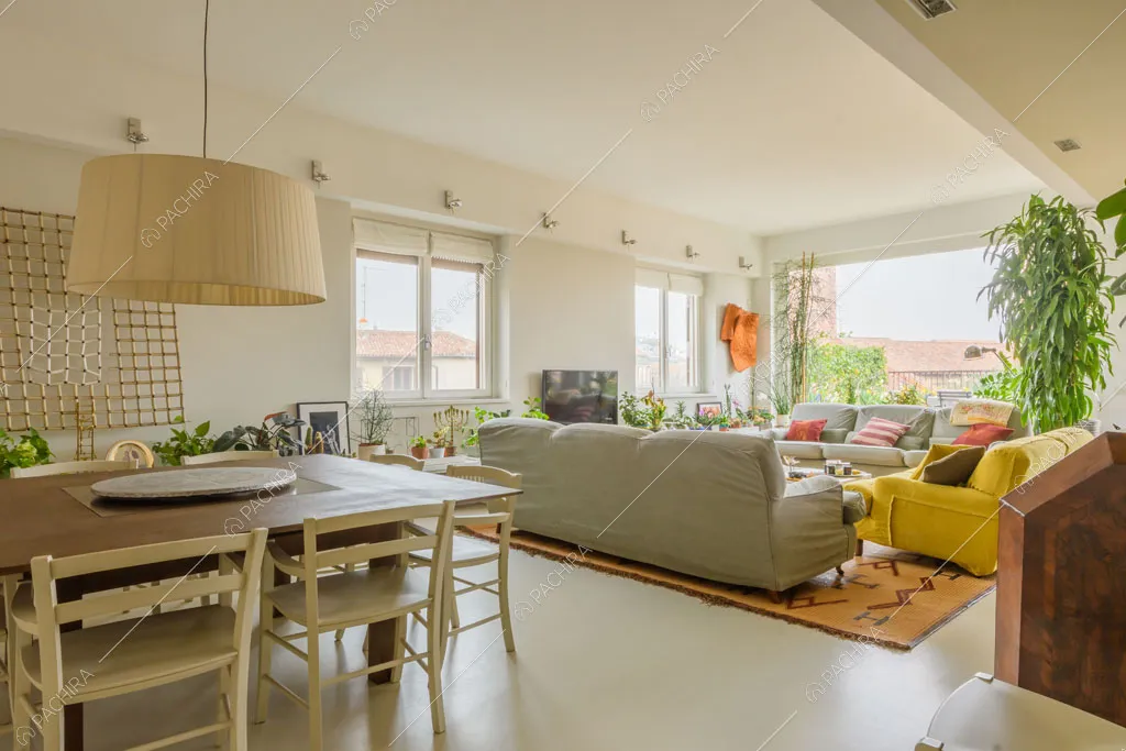 Ampie vetrate nella zona living dell'appartamento Beryl, location in stile contemporaneo a Milano
