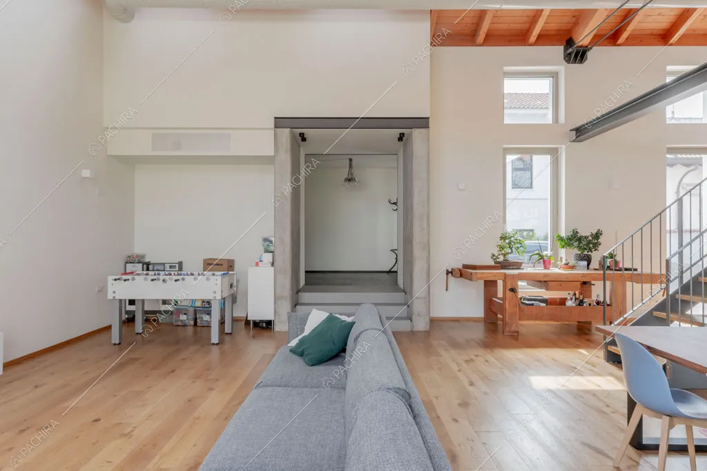 Pareti bianche della zona living della villa Eiger, location in stile moderno a Monza