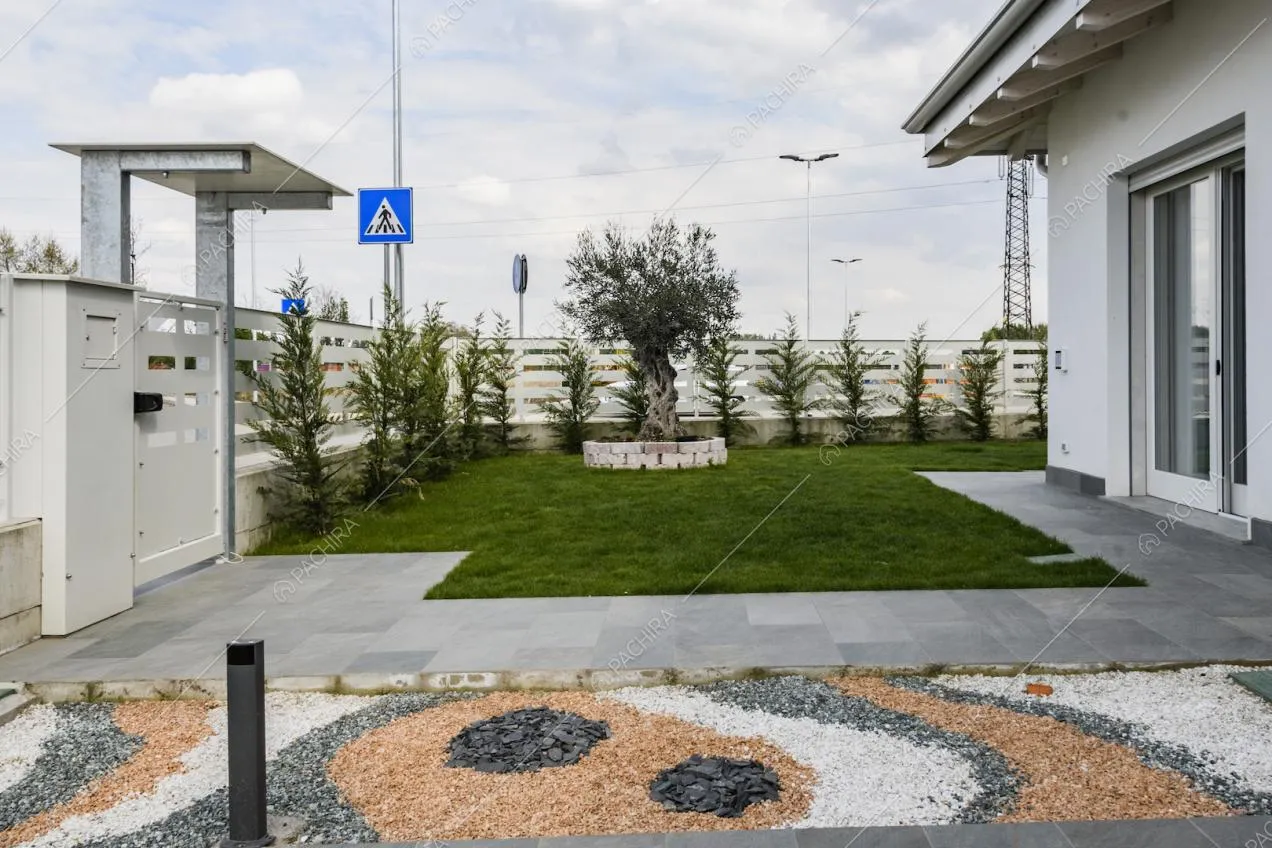 Area d'ingresso della villa e dettaglio del giardino