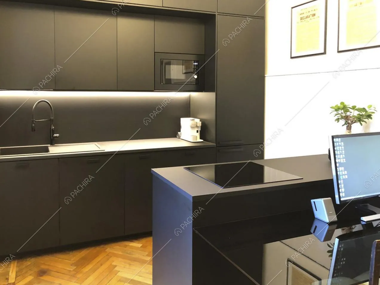 Fornelli a induzione e mobili neri nella cucina