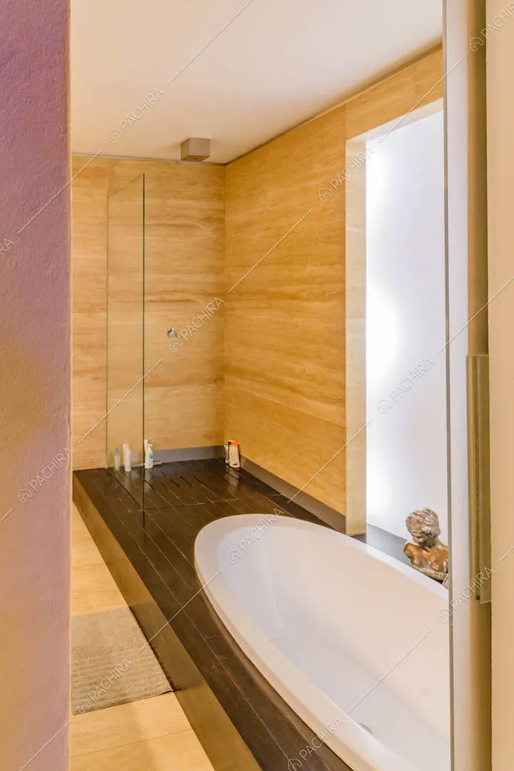 Vasca e box doccia nel bagno con pavimento e pareti in parquet