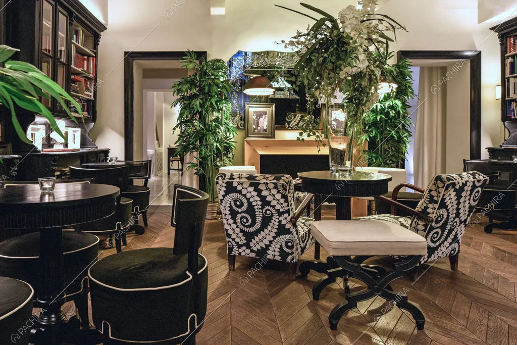 Arredamento dalle nuances scure nel salotto dell'hotel McKinley, location in stile classico a Firenze