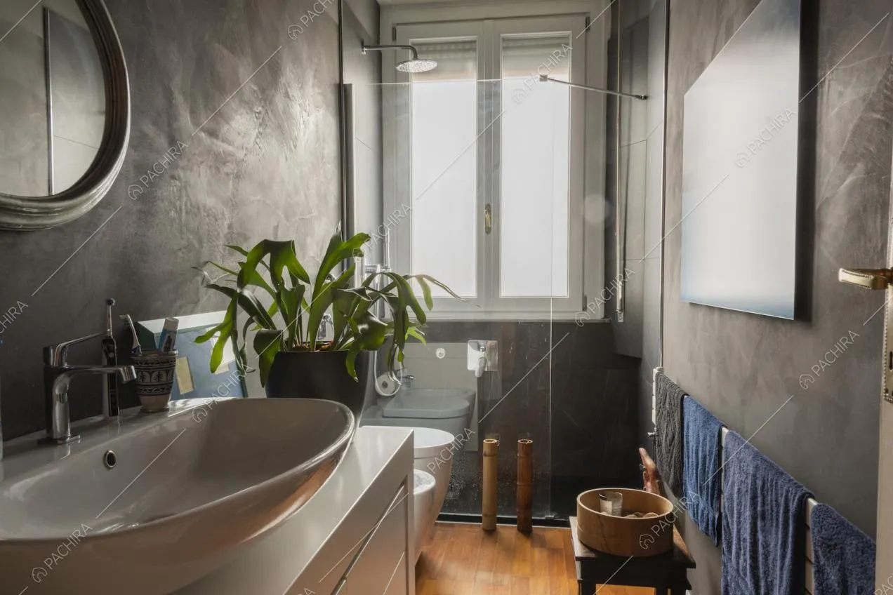 Bagno in stile contemporaneo a Milano