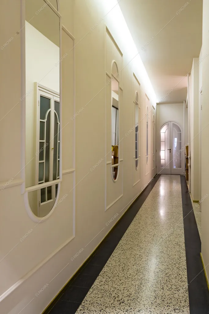 Corridoio con specchi e pavimento in marmo