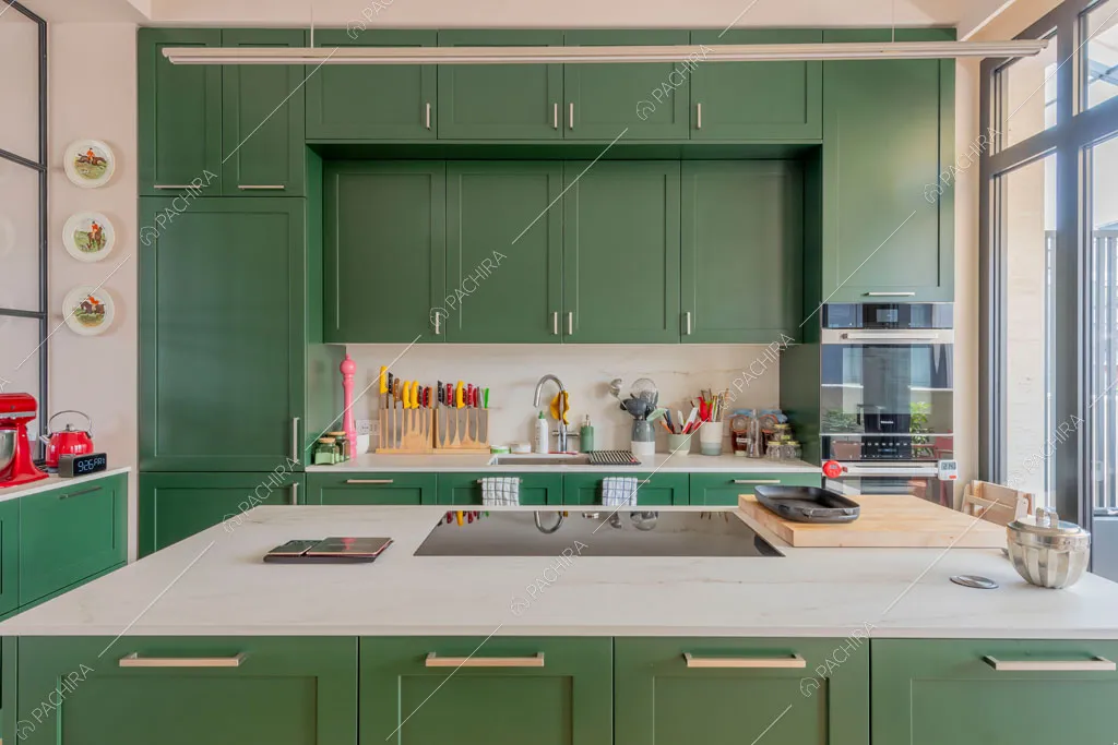 Cucina dell'appartamento Foehn, location in stile contemporaneo a Milano