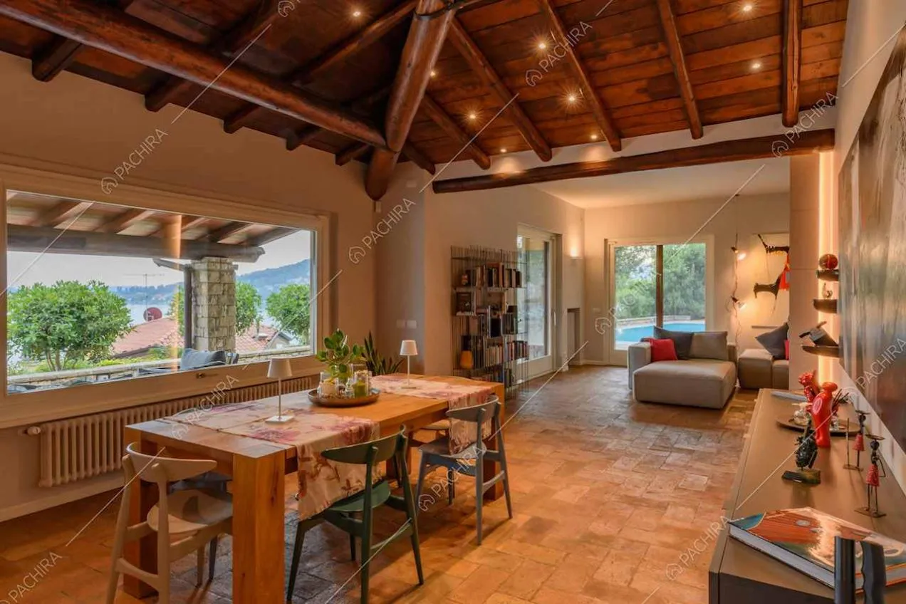 Pavimento in cotto e travi in legno a vista sul soffitto dell'open space