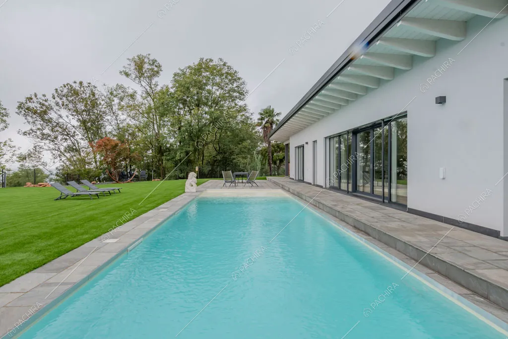 Piscina della villa Amazonite, location in stile contemporaneo a Varese