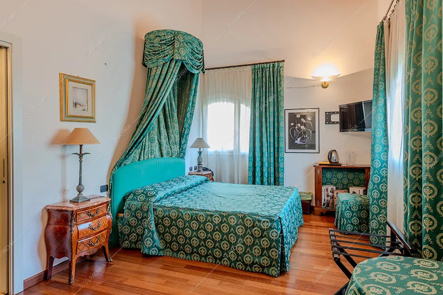 Camera da letto della villa Quito, location in stile classico a Lecco