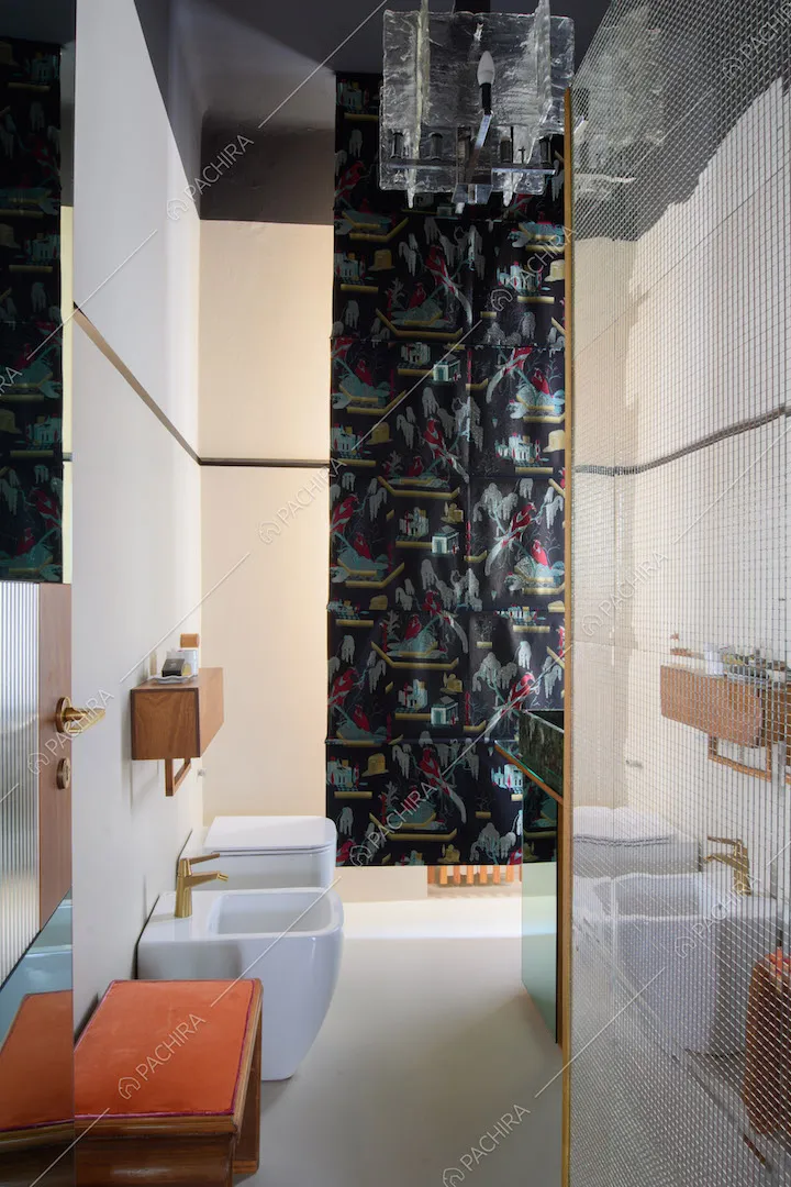 Bagno con tenda nera a fantasia tropicale e parete a specchio