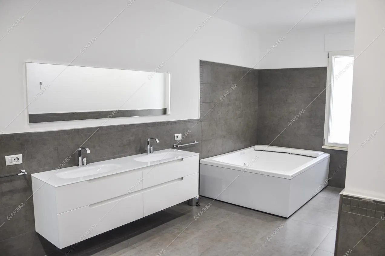 Bagno con vasca idromassaggio della villa Caviale Rosa, location in stile moderno a Roma