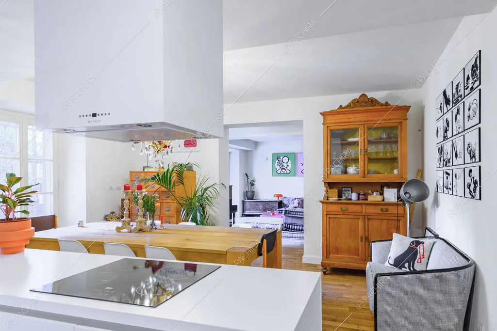 Pavimento in parquet nella cucina dell'appartamento Tramontana, location in stile contemporaneo a Milano