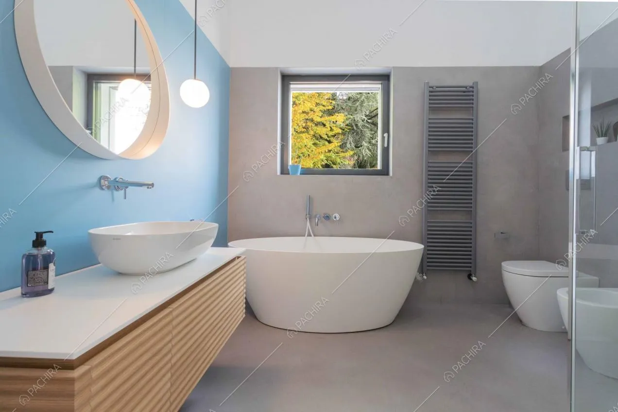 Ambio bagno con vasca bianca con pavimento e pareti grigie e blu