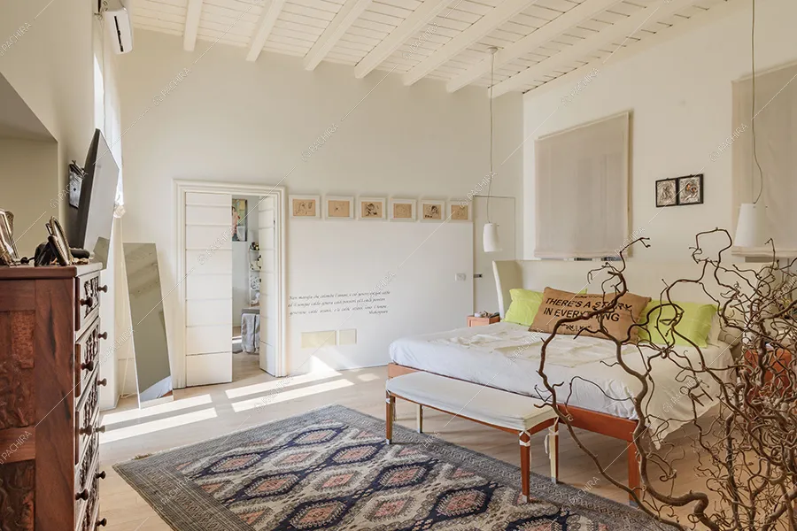Camera da letto della villa Nilo, location in stile moderno a Milano