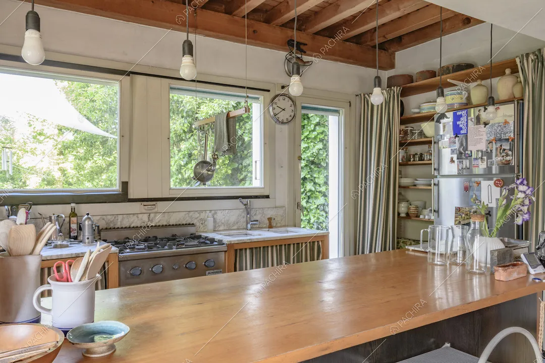 Tavolo in legno della cucina della Location Grevillea