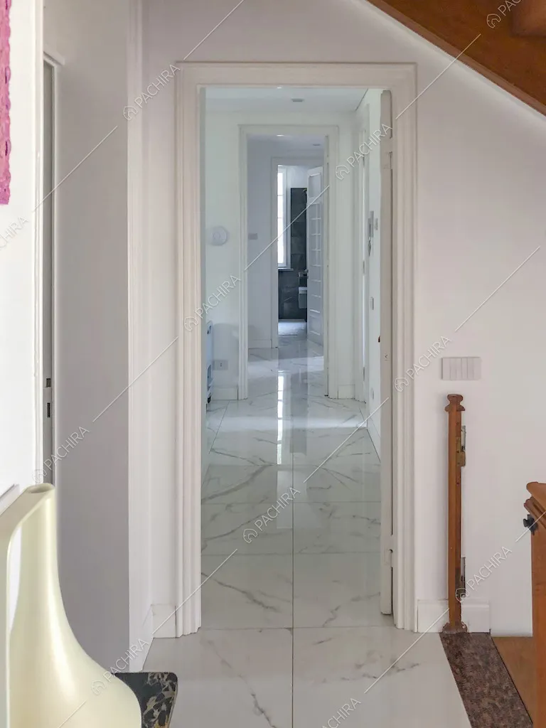 Lungo corridoio con pavimento in marmo
