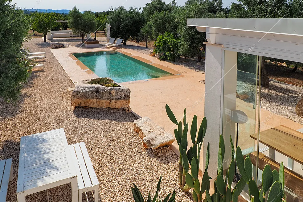 Esterni della villa Iolite, location in stile minimal a Brindisi