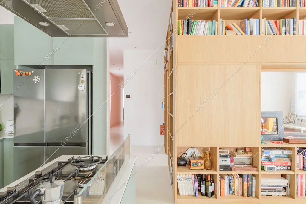 Fornelli a gas sulla penisola della cucina dell'appartamento Papagayo, location in stile contemporaneo a Milano