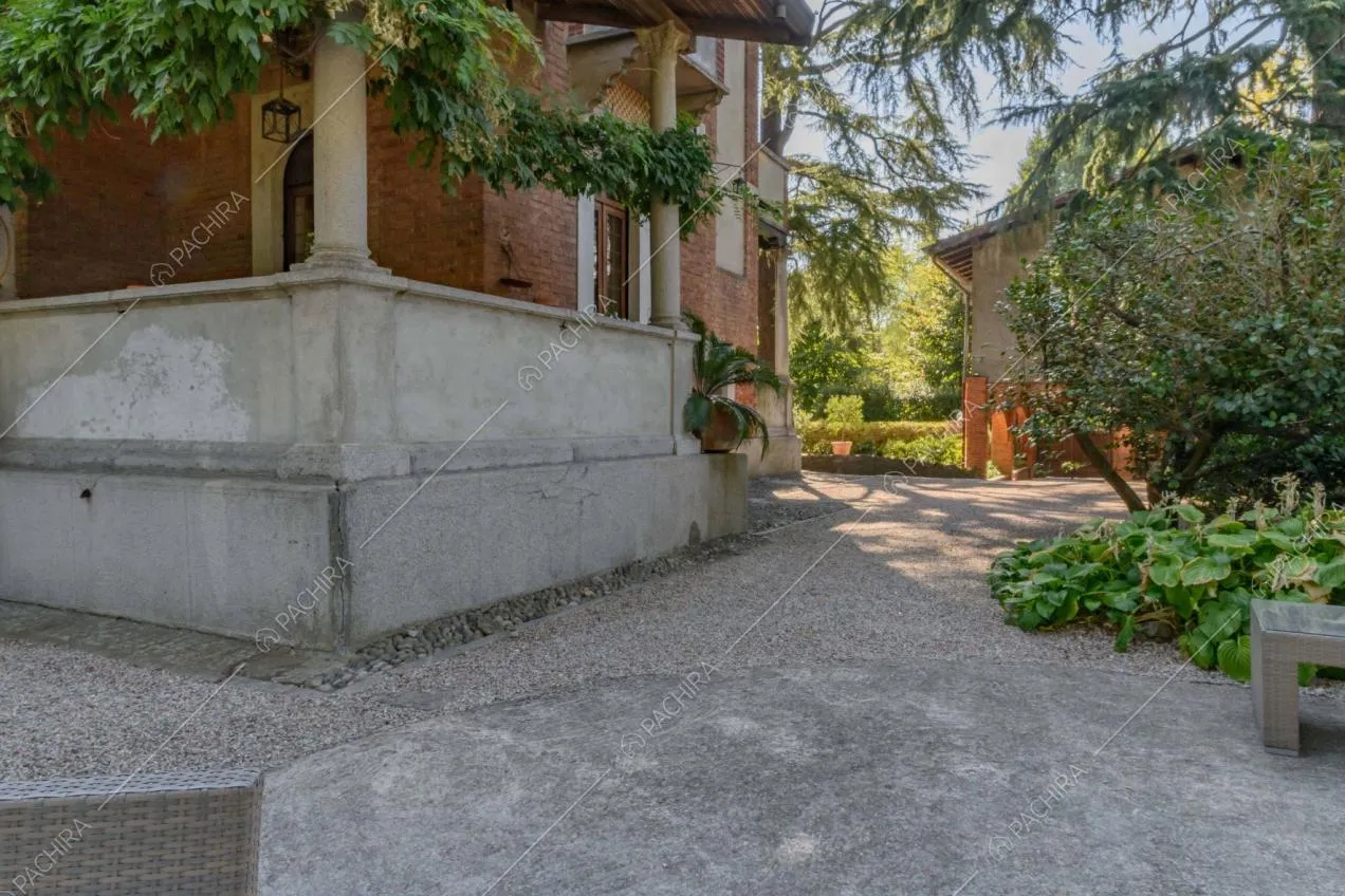 Vista sulla veranda della location, dalle colonne bianche ed esterni in mattoni rossi a vista