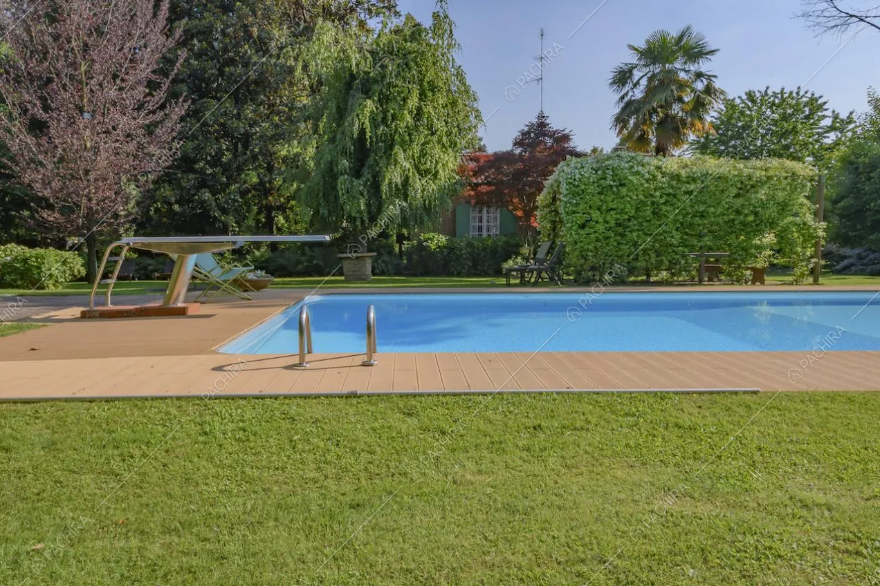 Trampolino e scaletta d'accesso alla piscina