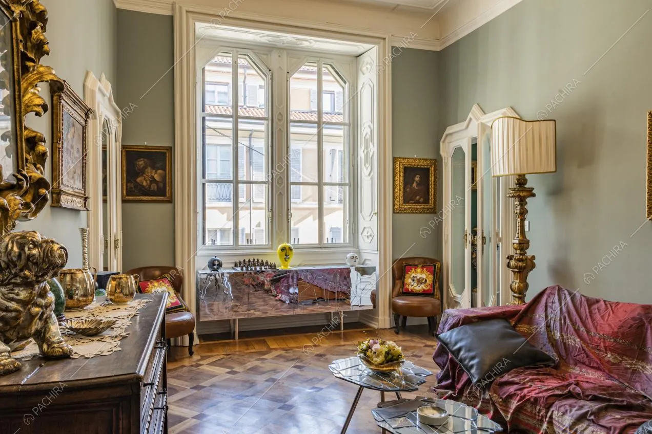 Arredamento d'antiquariato e vetrate con infissi d'epoca