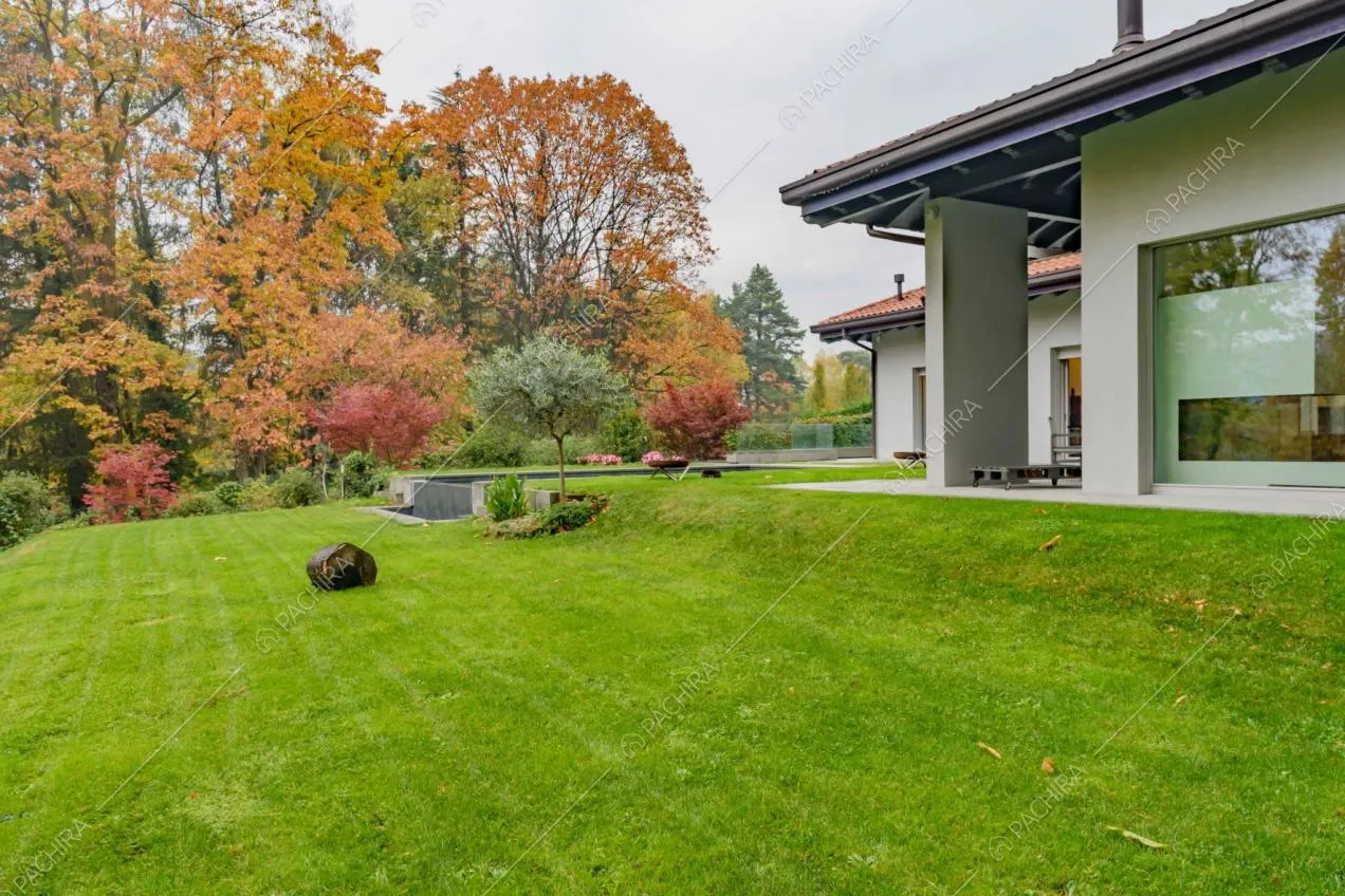 Giardino della location curato con vista sugli interni tramite le vetrate