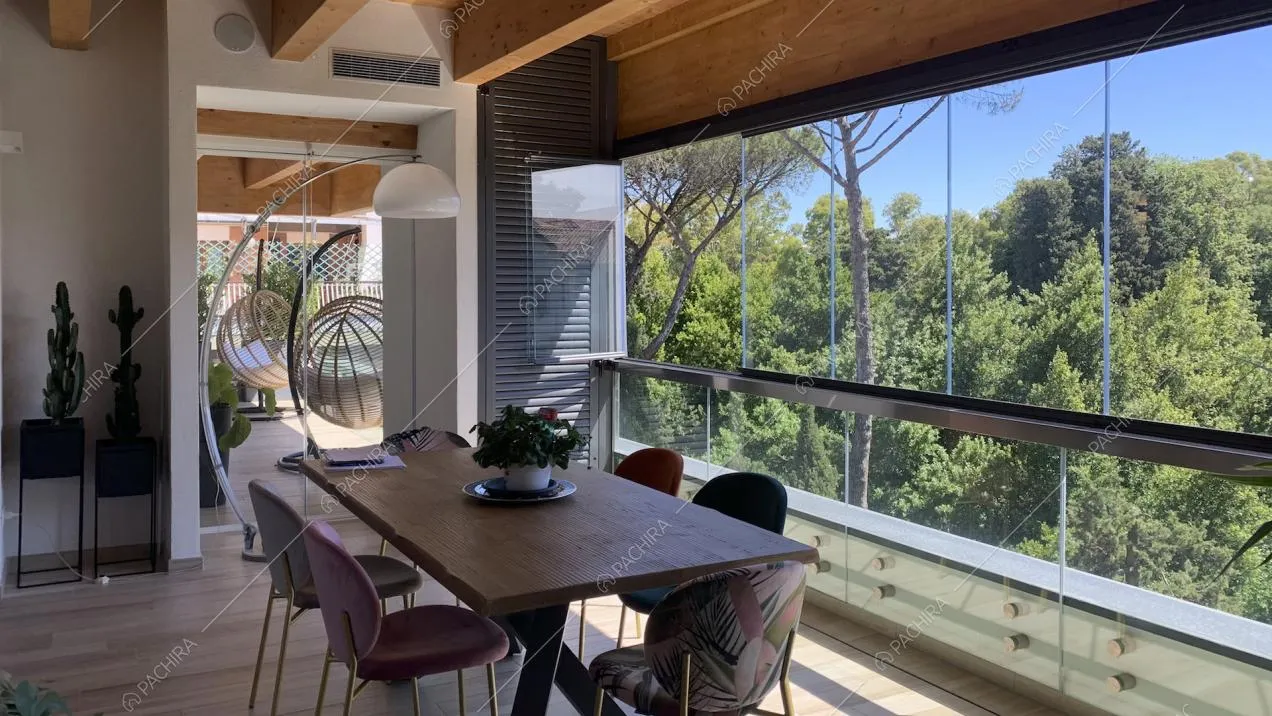 Tavolo da pranzo in legno con sedie in velluto colorato sulla terrazza