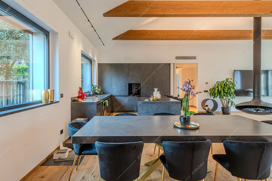 Zona living della villa Norte, location in stile moderno a Monza