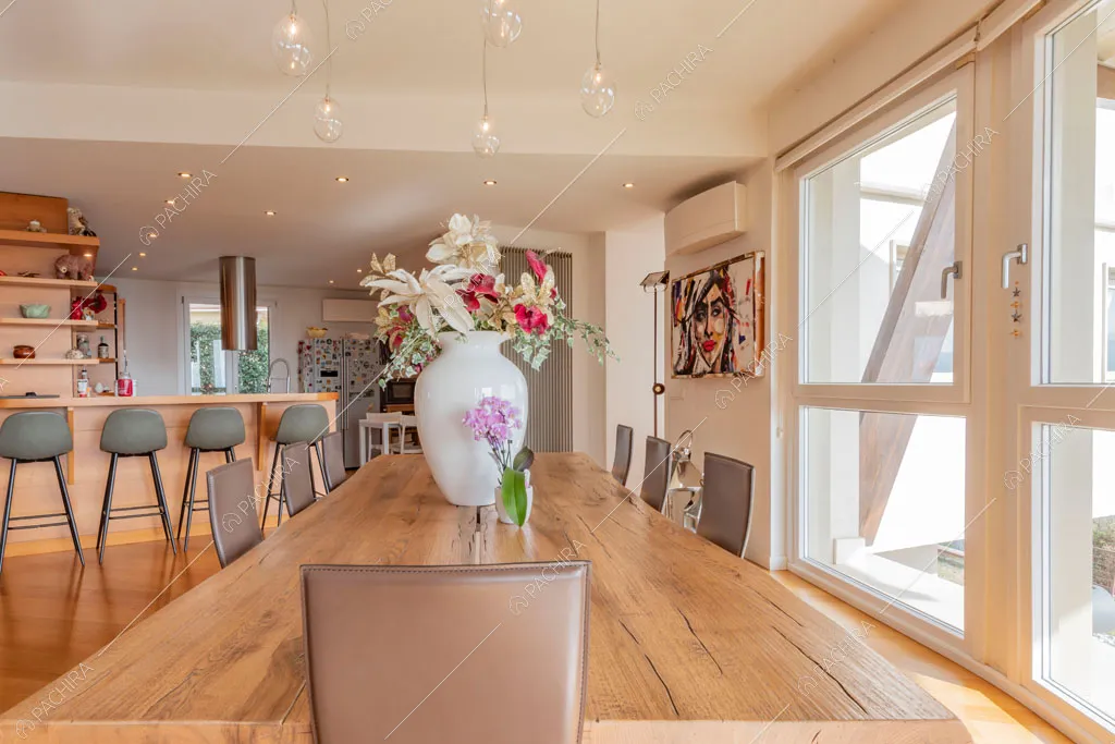 Tavolo da pranzo nella sala della villa Matico, location in stile contemporaneo a Roma