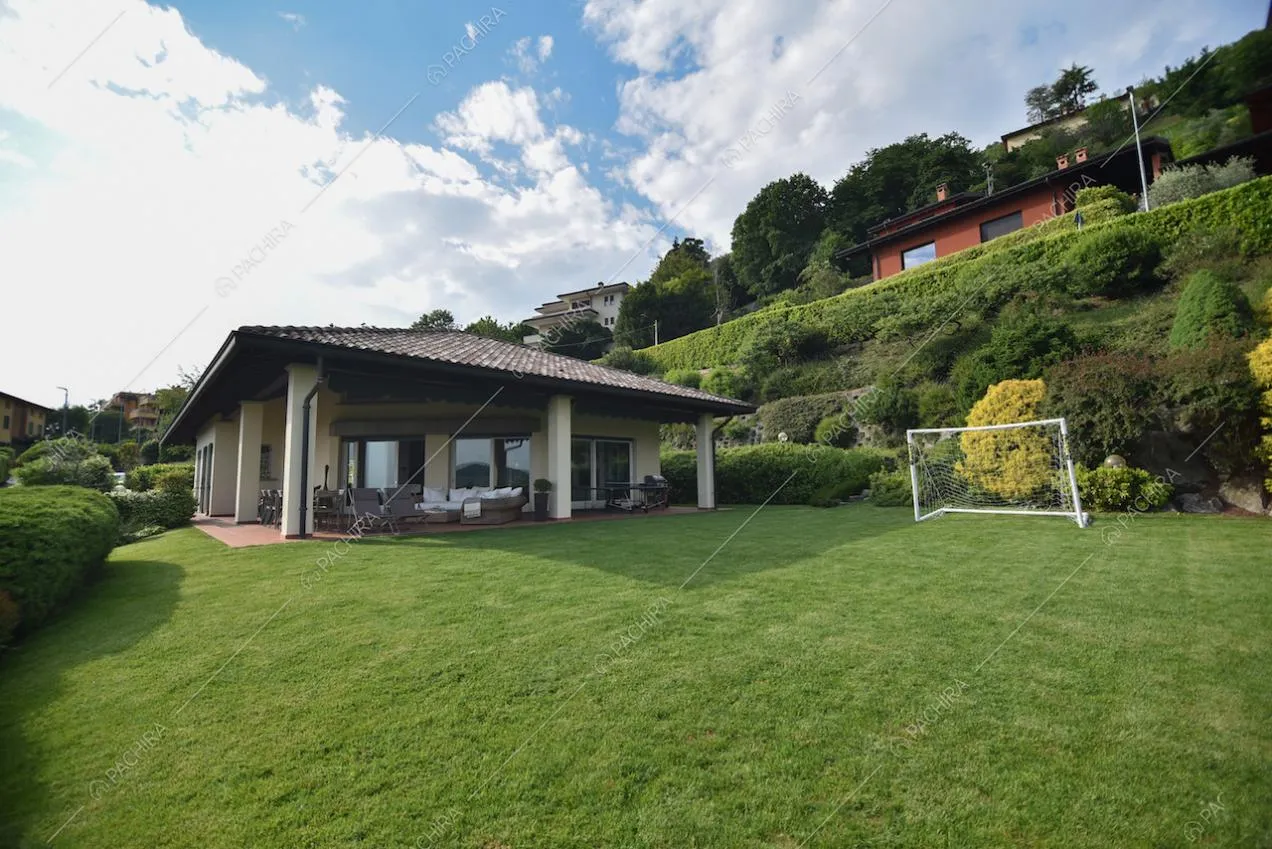 Il grande prato verde e la vegetazione che circonda la villa