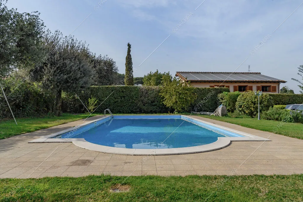 Piscina della villa Ebridi, location in stile rustico a Roma