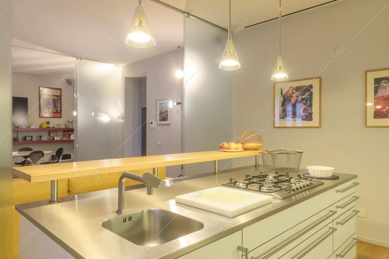 L'isola della cucina con lavandino in stile moderno
