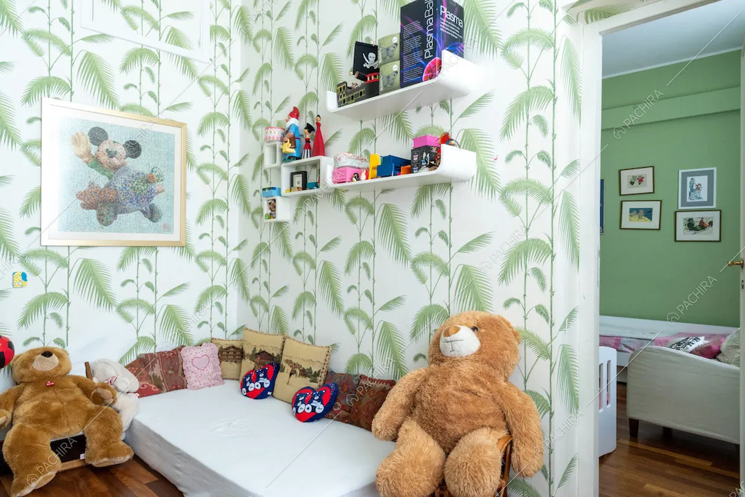 Camera da letto da bambini con pavimento in parquet e carta da parati bianca con bambù