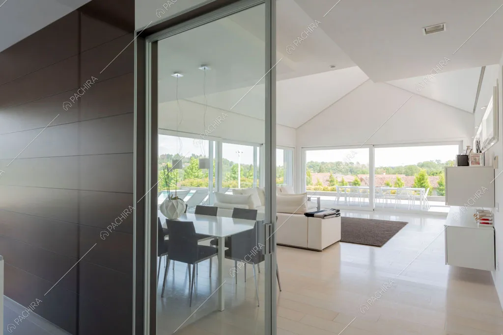 Zona living della villa Coral, location in stile contemporaneo a Como