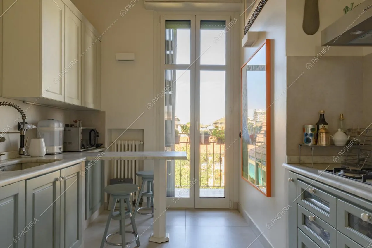 Cucina a penisola con accesso al terrazzo e fornelli a gas