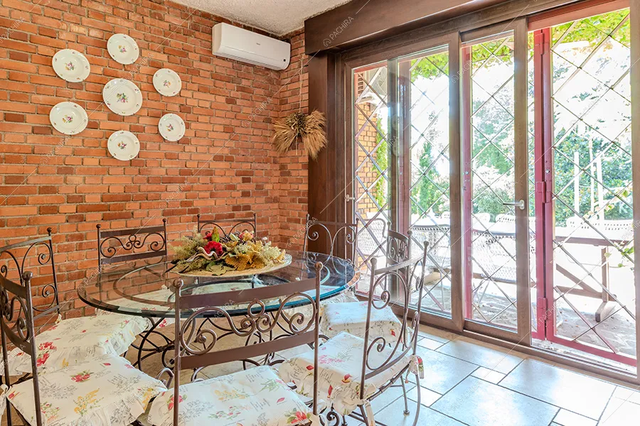 Zona pranzo della villa Adige, location in stile contemporaneo a Monza