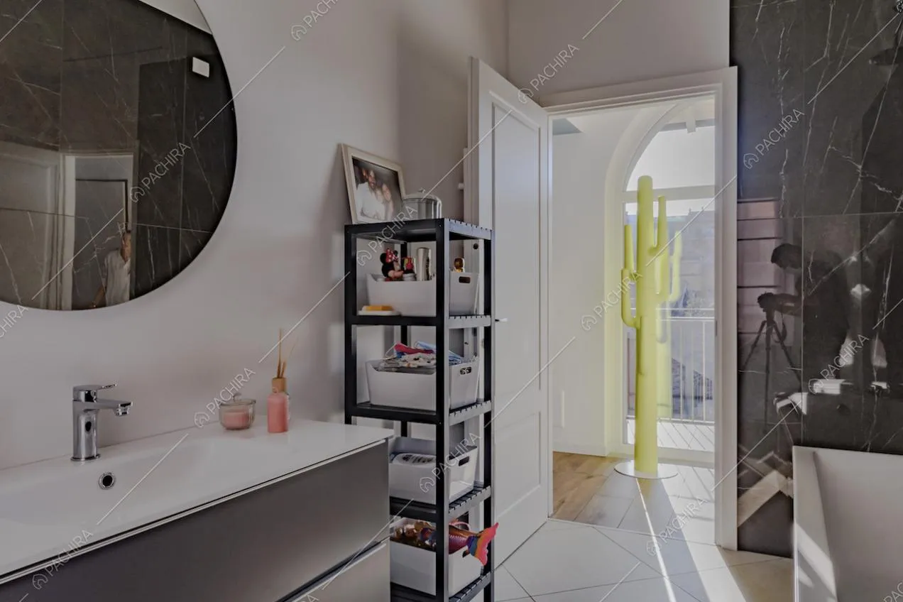 Lavandino moderno, specchio tondo e scaffale