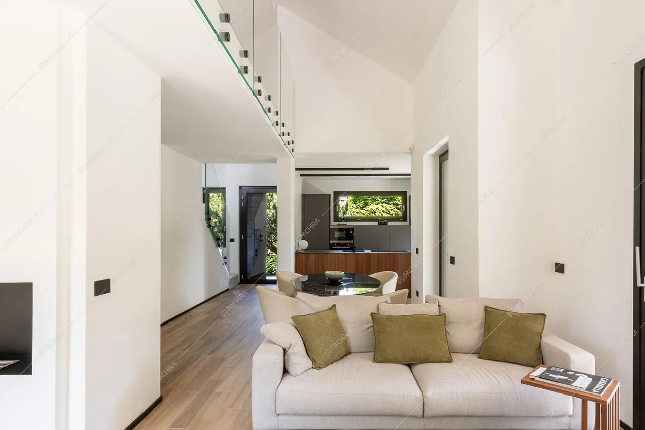 Zona living della villa Guadiana, location in stile moderno a Como