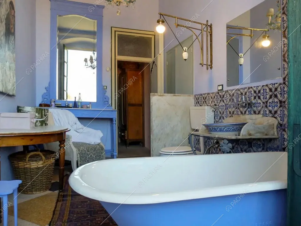 Bagno con vasca nella villa Tanami, location in stile classico a Palermo
