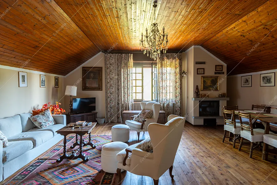 Salotto della villa Realgar, location in stile country a Milano